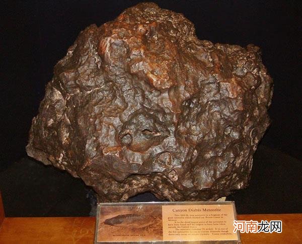 陨石每天掉下5万吨每克却高达30000元 陨石多少钱