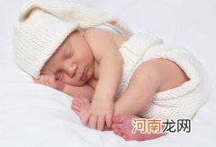 让宝宝睡出漂亮头型的睡姿