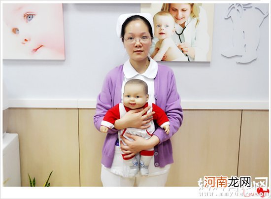 奶茶妹妹抱娃姿势不合格 新手爸妈该如何正确抱娃