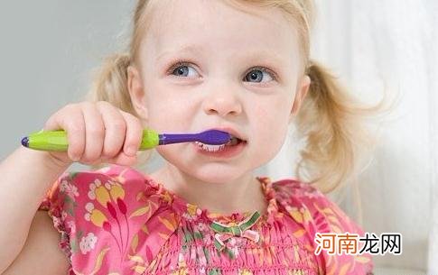 医生：6个月大的孩子就该刷牙