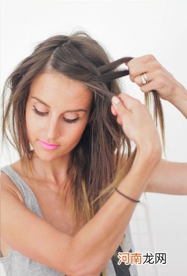 怎么编辫子有蓬松感 如何扎运动发型图片教程