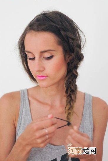 怎么编辫子有蓬松感 如何扎运动发型图片教程