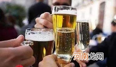 如何比较酒桌上的白酒和啤酒？