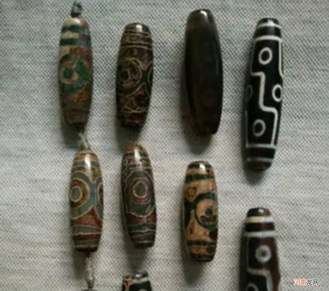 世上仅存2颗纯天然形成的九眼天珠 天然天珠