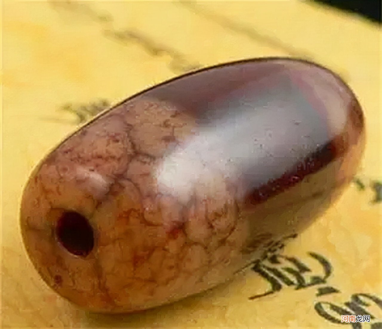 世上仅存2颗纯天然形成的九眼天珠 天然天珠