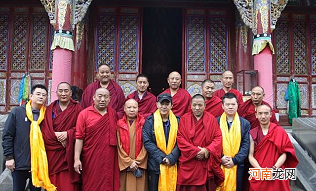 世上仅存2颗纯天然形成的九眼天珠 天然天珠