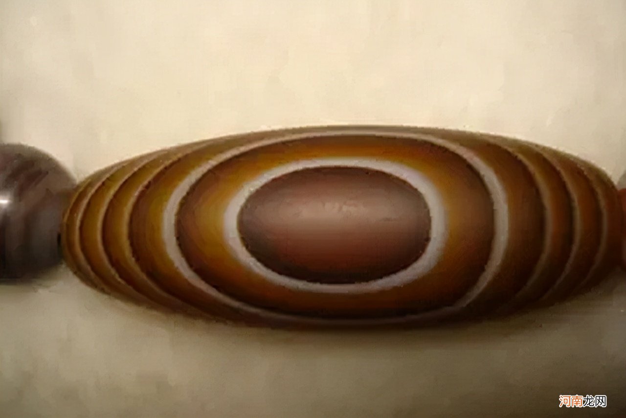 世上仅存2颗纯天然形成的九眼天珠 天然天珠