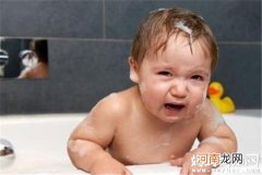 宝宝洗澡不仅仅要注意肚脐 这些部位妈妈也要注意