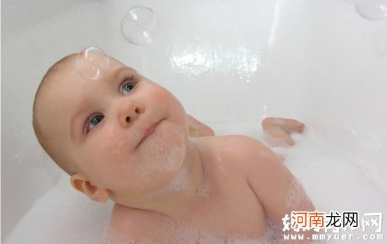 宝宝洗澡不仅仅要注意肚脐 这些部位妈妈也要注意