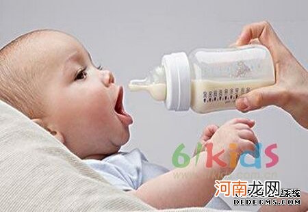 让母乳宝宝接受奶瓶的小秘诀