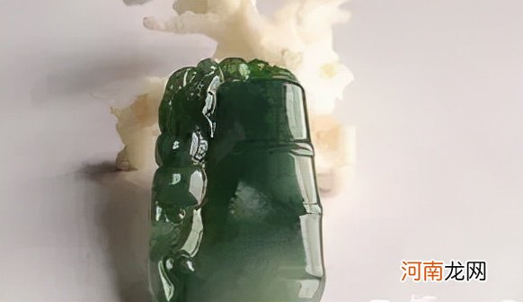 油青色与豆绿色翡翠哪个好