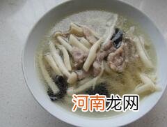 儿童菜谱汤类：海鲜菇木耳肉丝汤