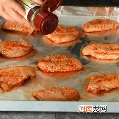 巨下饭的香辣烤鸡翅 家常烤鸡翅的腌制方法