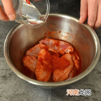 巨下饭的香辣烤鸡翅 家常烤鸡翅的腌制方法