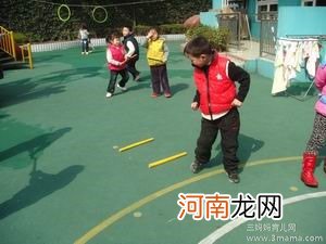 附教学反思 大班健康活动教案：趣玩纸棒教案