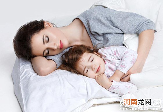孩子抱着睡觉成习惯 一放下就醒该咱办？