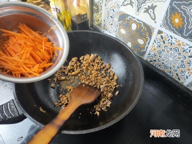 胡萝卜炒肉怎么做好吃 胡萝卜炒肉的简单做法