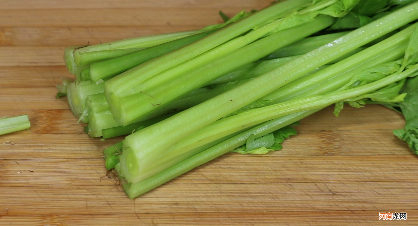 芹菜这样做太下饭了 芹菜的做法