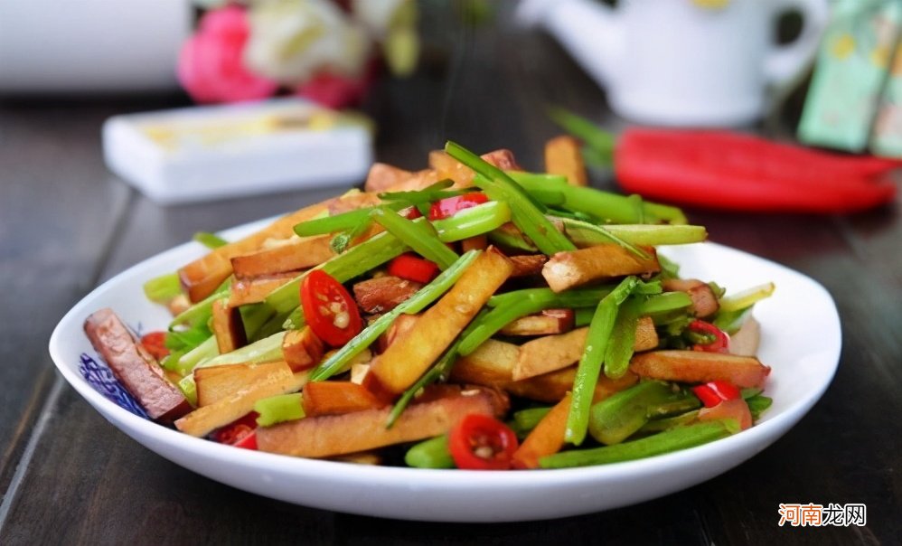 芹菜碧绿不发柴方法这么简单 芹菜怎么做