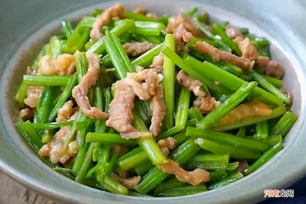 芹菜碧绿不发柴方法这么简单 芹菜怎么做