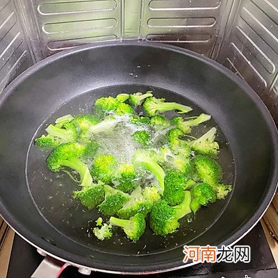 西兰花炒肉卷下饭菜 肉卷炒什么菜好吃