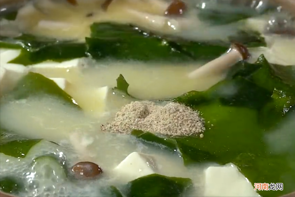 厨师教你鲫鱼豆腐汤的做法 谁知道鲫鱼豆腐汤的家常做法？