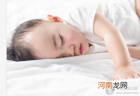 孩子睡觉满床滚是什么原因