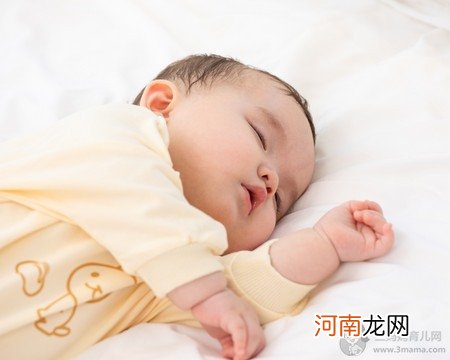 孩子睡觉满床滚是什么原因