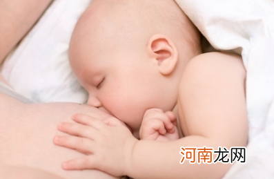 防止新生儿吃奶睡着方法