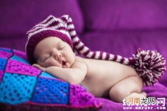 应对新生儿睡觉不踏实 手舞足蹈哼哼唧唧的妙招