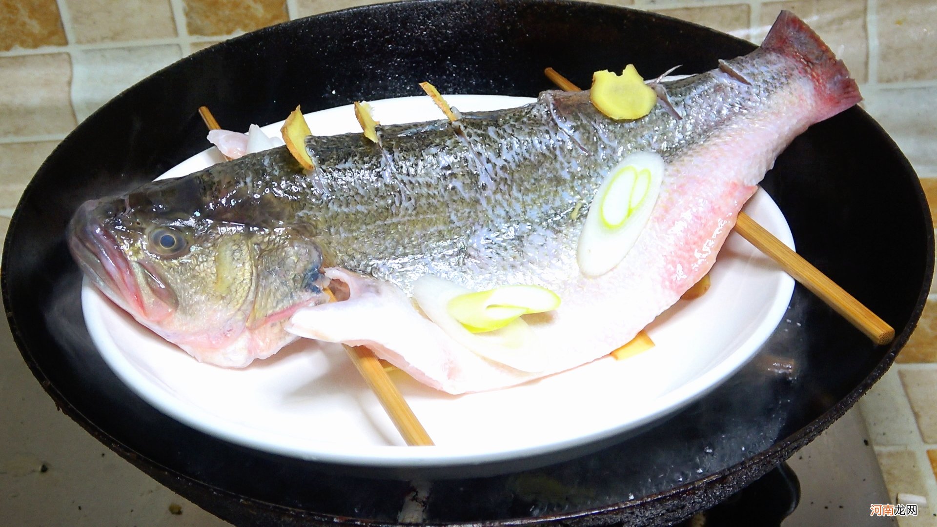 大厨教你正确清蒸鱼做法，鱼肉鲜嫩无腥味 清蒸鱼怎么做
