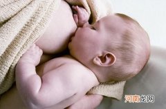 新生宝宝的第一课：吮吸母乳