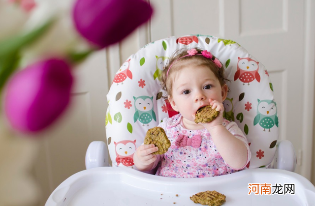 超过这个月后，孩子要开始少喝奶多吃饭，以免孩子智商受影响