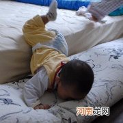 妈妈应防止宝宝发生坠床