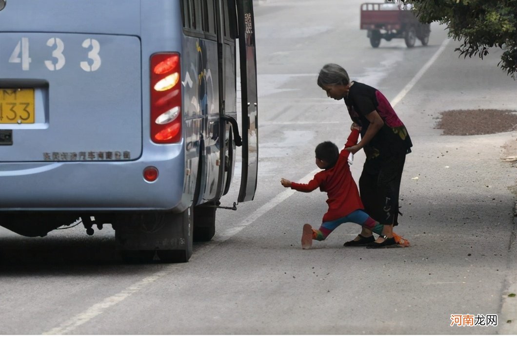 奶奶和姥姥，奶奶带娃私心更少？过来人给出答案，宝妈无话可说