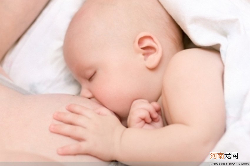 妈妈不可以让宝宝含着乳头睡觉