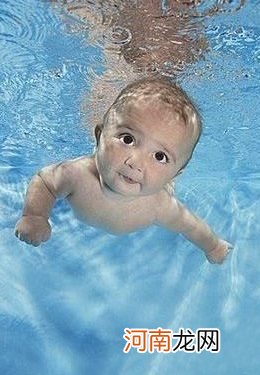 游泳能很好地促进宝宝发育