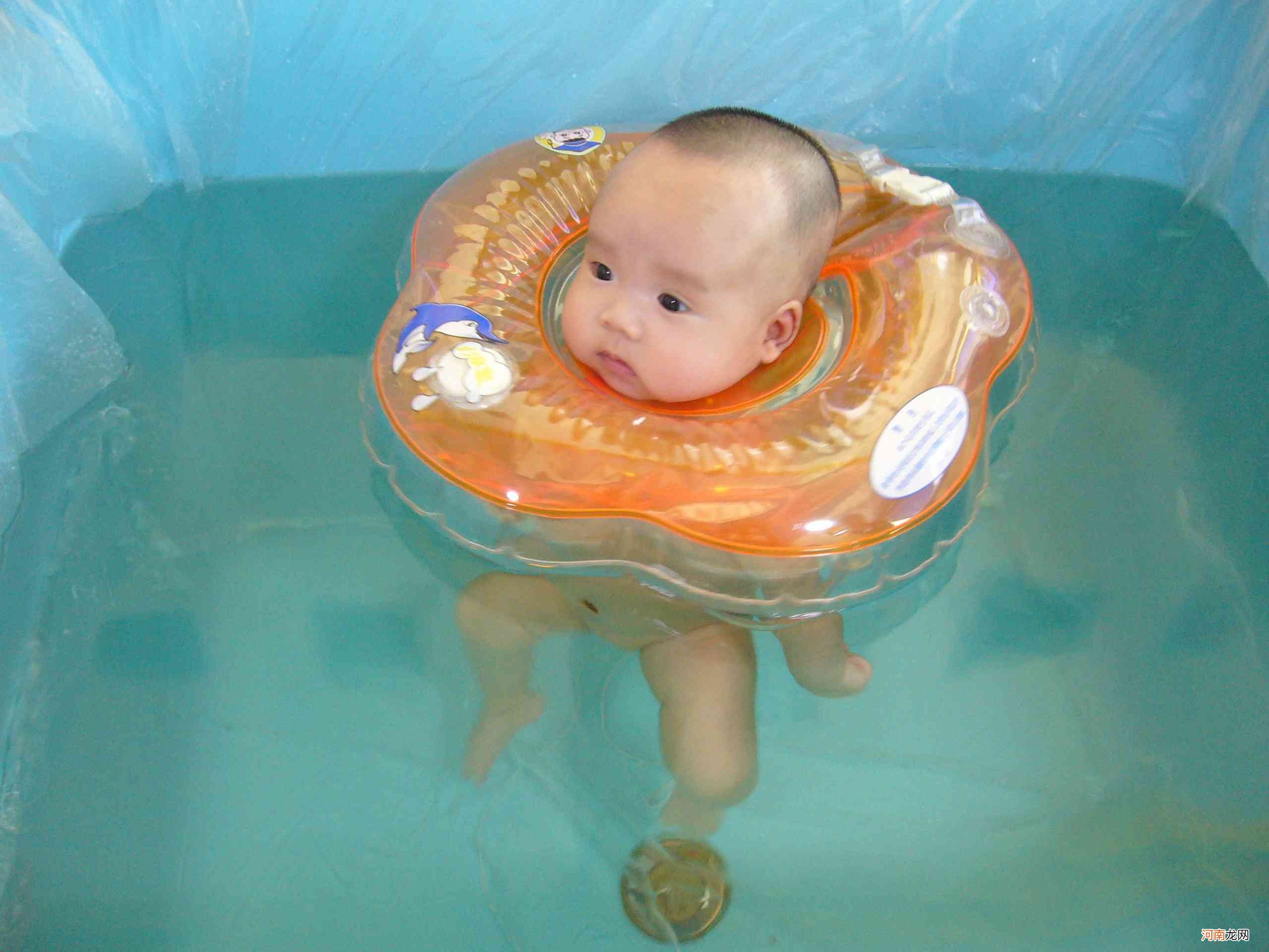 婴儿游泳有益身心根本无证据