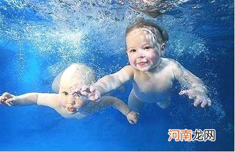 一位母亲对婴儿游泳的叙述