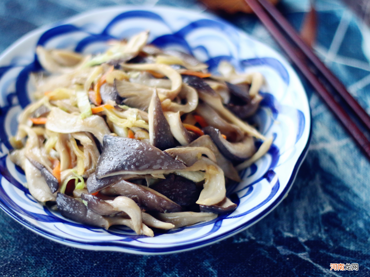 家常白菜炒平菇味鲜软嫩 平菇怎么炒好吃