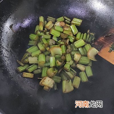 最快捷的炒芹菜做法 芹菜怎么炒好吃