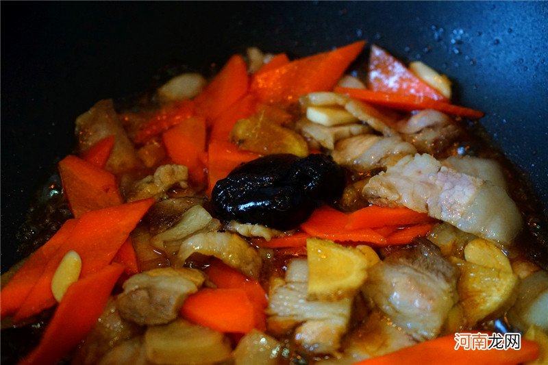 川菜师傅这样配菜做回锅肉 如何做回锅肉好吃