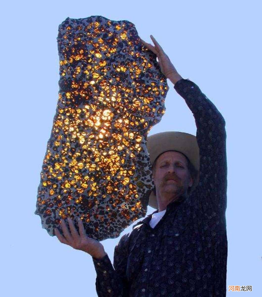 新疆居民发现“最美陨石” 新疆阜康陨石
