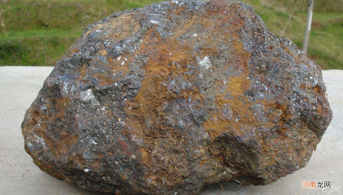 新疆居民发现“最美陨石” 新疆阜康陨石