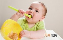 培养宝宝独立吃饭从喝奶开始