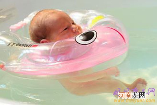 婴儿游泳圈压迫气管引发窒息 宝宝安全游泳方法get起来！
