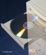 电脑主机放光盘的地方打不开怎样将光盘放入主机