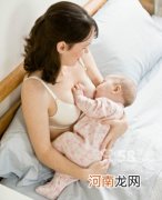 正确的喂奶姿势是防止宝宝呛奶的最好方法