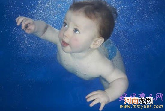 婴儿游泳的好处与坏处 游还是不游自行决定