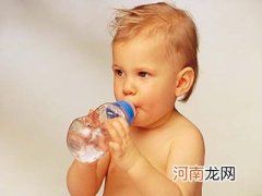 教你如何正确给婴幼儿喝水